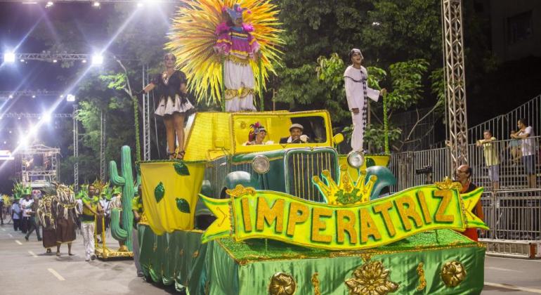 Escolas de samba encerram folia em BH na Av. Afonso Pena nesta terça (21)