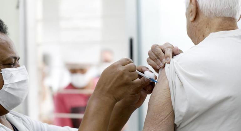 Idosos acima de 70 anos podem receber vacina bivalente contra a Covid em Belo Horizonte