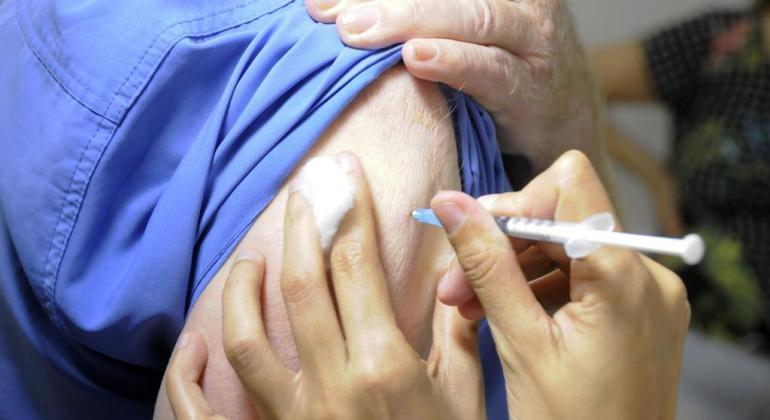 Prefeitura de BH amplia vacinação de trabalhadores da saúde contra covid-19 e gripe