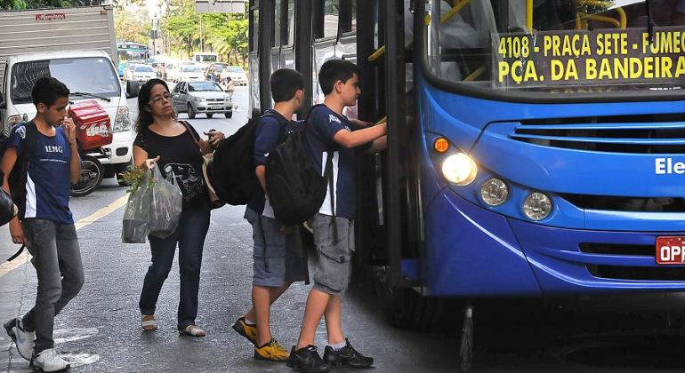 Prefeitura de BH regulamenta passe estudantil integral no transporte para estudantes