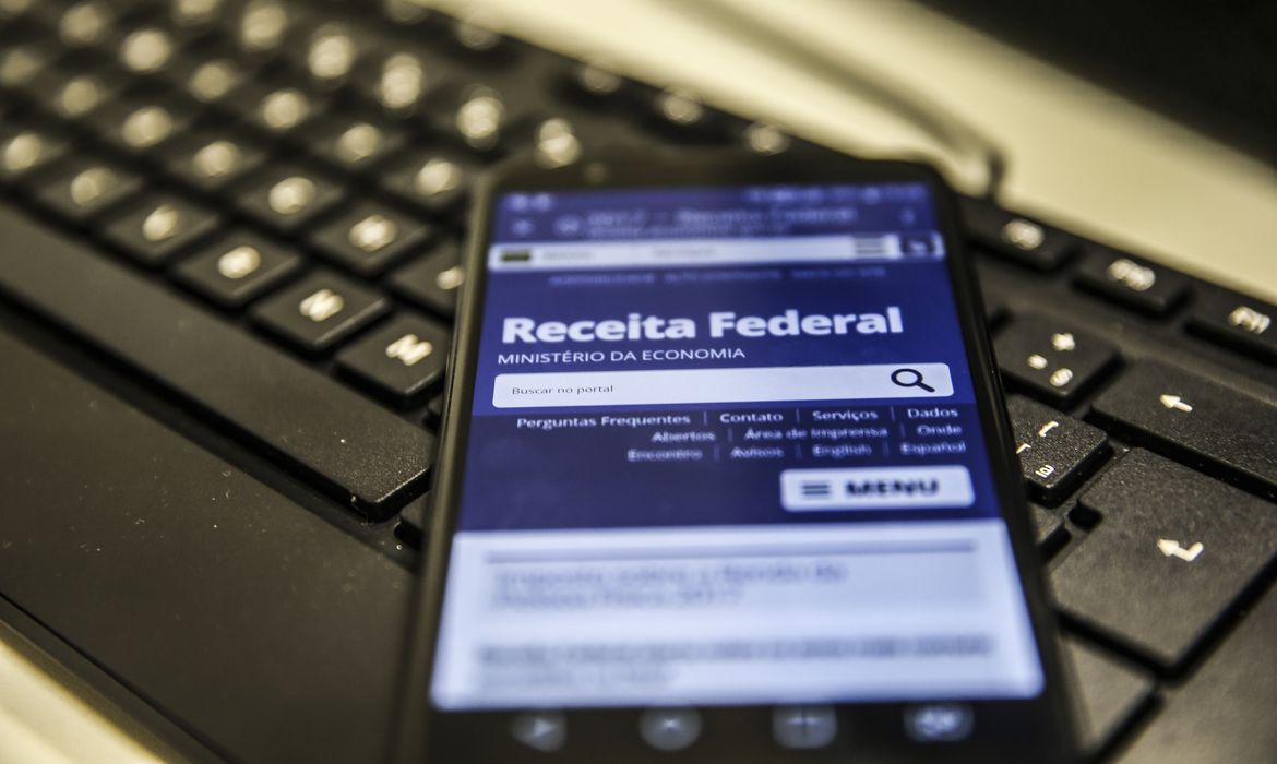 Receita Federal libera hoje (24) consulta ao 4º lote de restituição do Imposto de Renda  