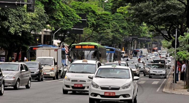 Taxistas terão que contratar seguro e realizar exame toxicológico para circular em BH