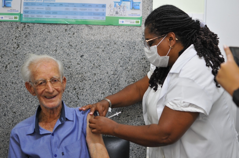 Betim inicia aplicação do reforço da vacina bivalente contra a covid-19 para público prioritário