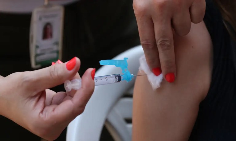 Santa Luzia, na Grande BH, inicia vacinação contra a dengue nesta quarta-feira (28)