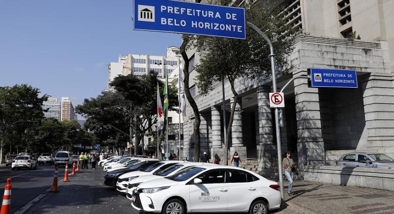 Taxistas de BH são autorizados a trafegar na pista do Move do Túnel da Lagoinha  