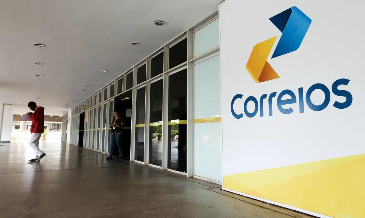 Correios divulga edital de concurso com salários de até R$ 6,8 mil; veja vagas