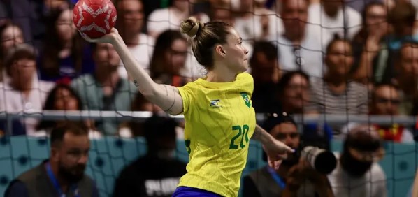 Brasil estreia com vitória sobre a Espanha e quebra tabu no handebol feminino