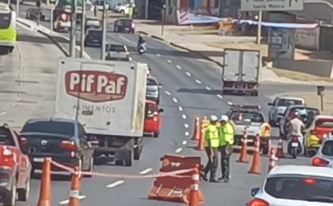 Cratera interdita parcialmente trecho da Avenida Pedro I, em BH