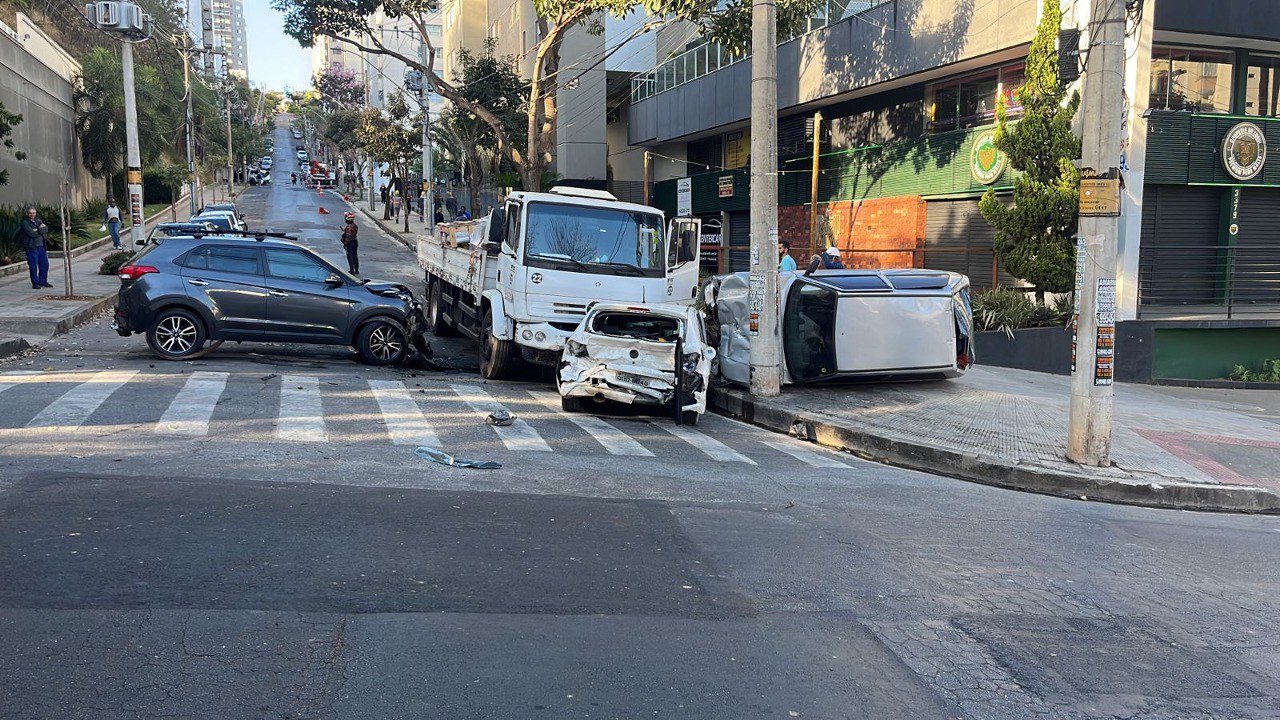 Caminhão bate em veículos e interdita trânsito no bairro Buritis, em BH