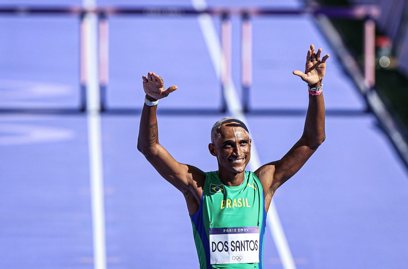 Alison dos Santos e Matheus Lima vão à semi dos 400m com barreiras