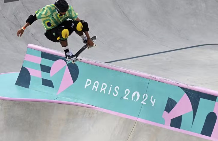 Augusto Akio é bronze no skate park nas Olimpíadas