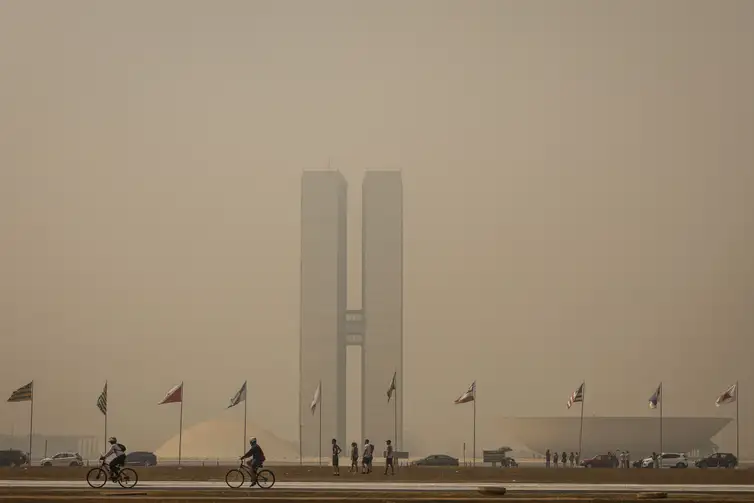 Brasília, BH e outras capitais ficam encobertas por fumaça de queimadas