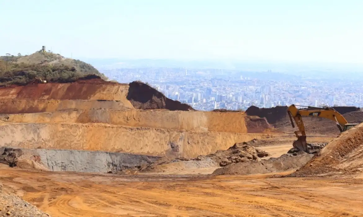 Justiça mineira suspende atividades de mineradora na Serra do Curral