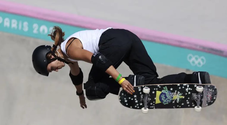 Dora Varella se classifica à final por medalhas no skate park em Paris