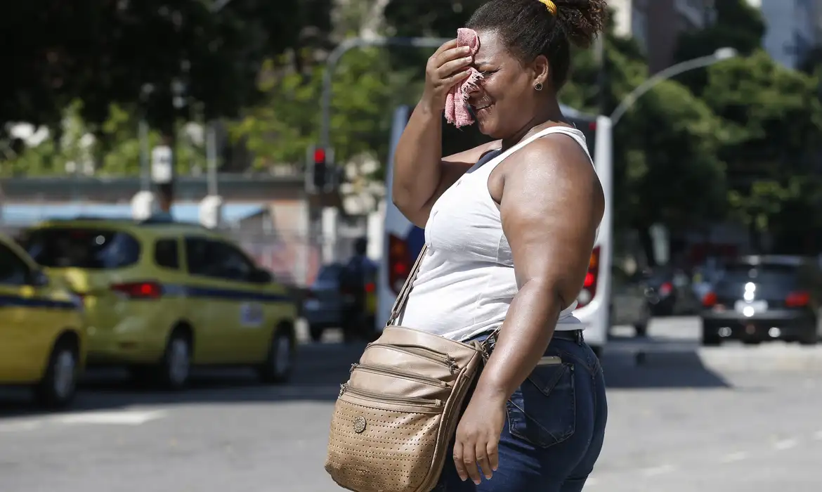 Inmet prolonga alertas de onda de calor e tempo seco para Minas Gerais