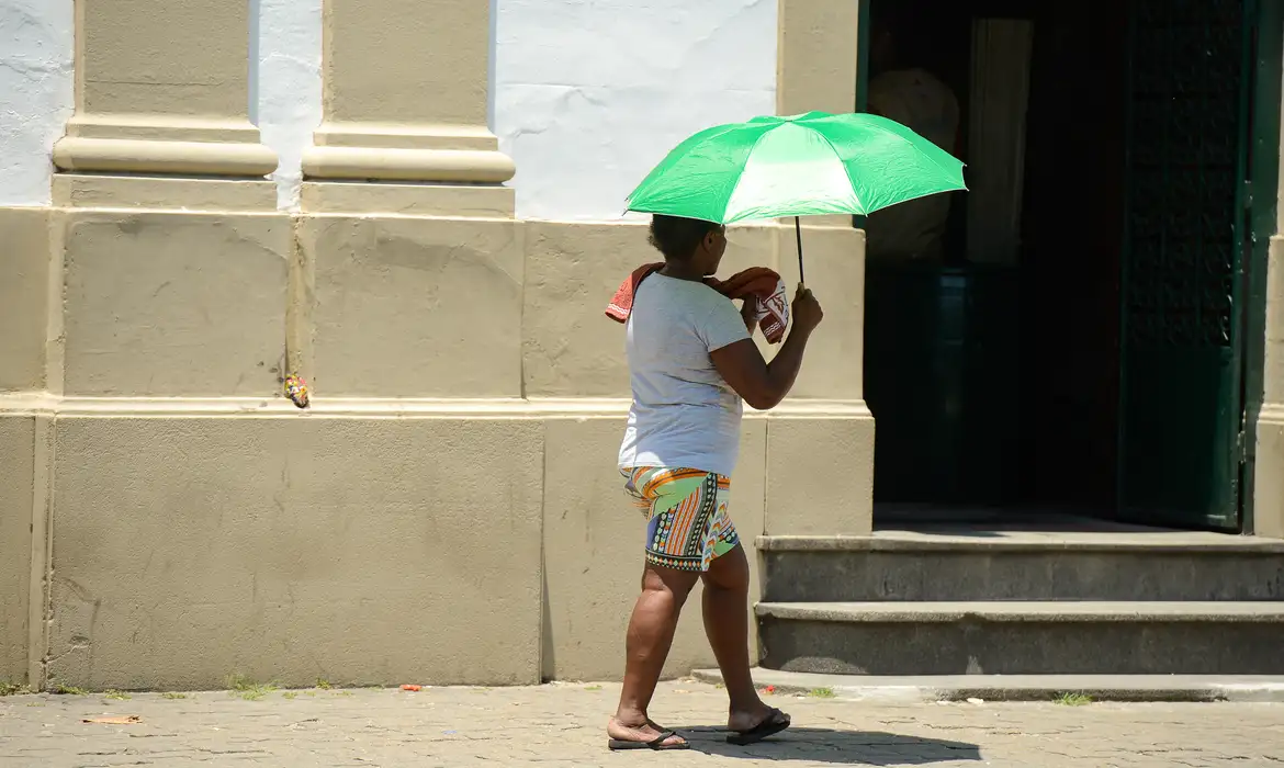 Onda de calor atinge grande parte do país nesta terça-feira; BH pode marcar 34°C