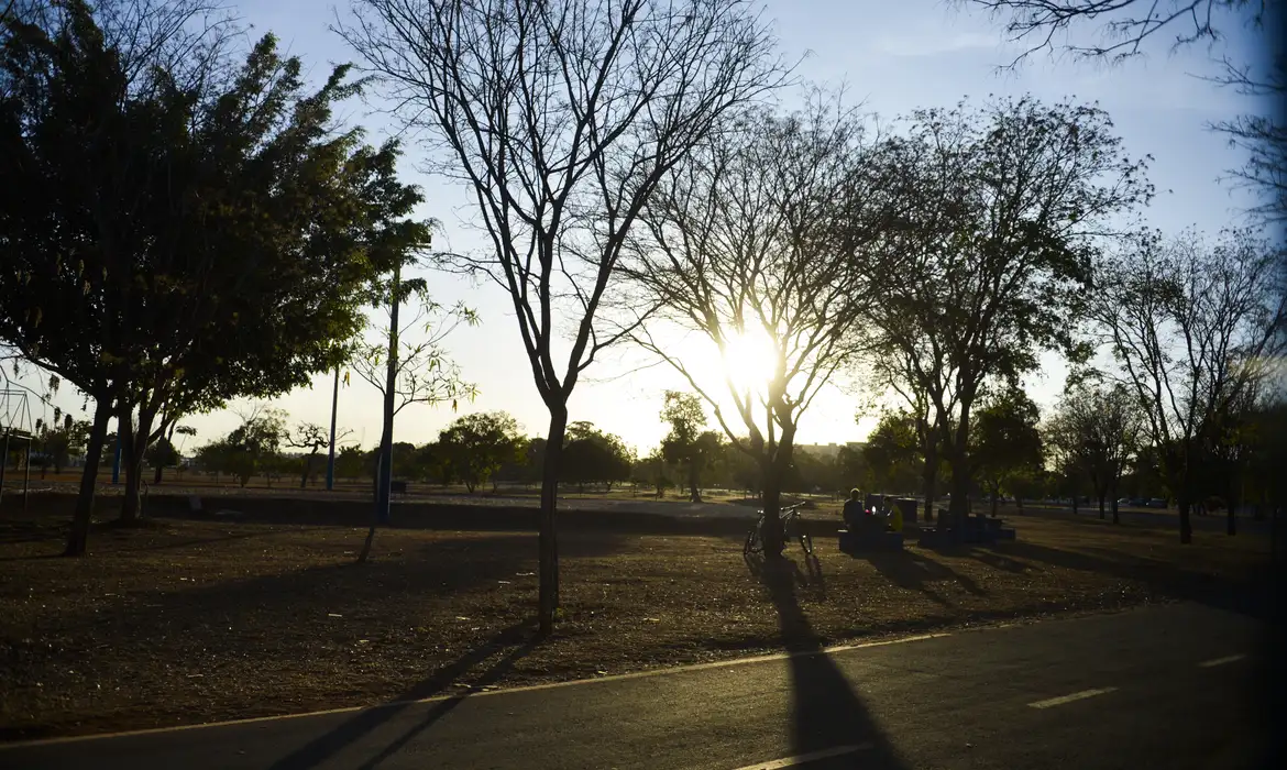 Frente fria chega ao Brasil, mas calor e fumaça continuam