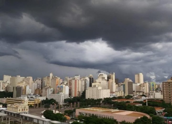 Chuva chega a BH após mais de cinco meses de estiagem