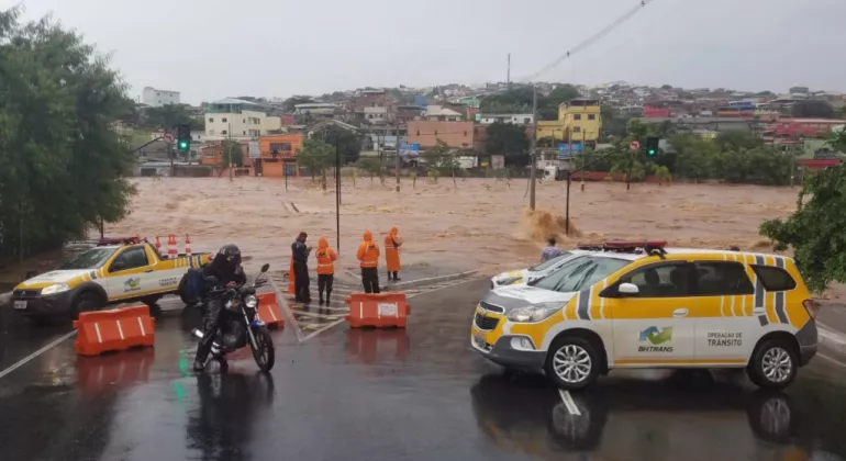 Chuvas deixam BH em alerta de risco geológico até terça-feira (15)