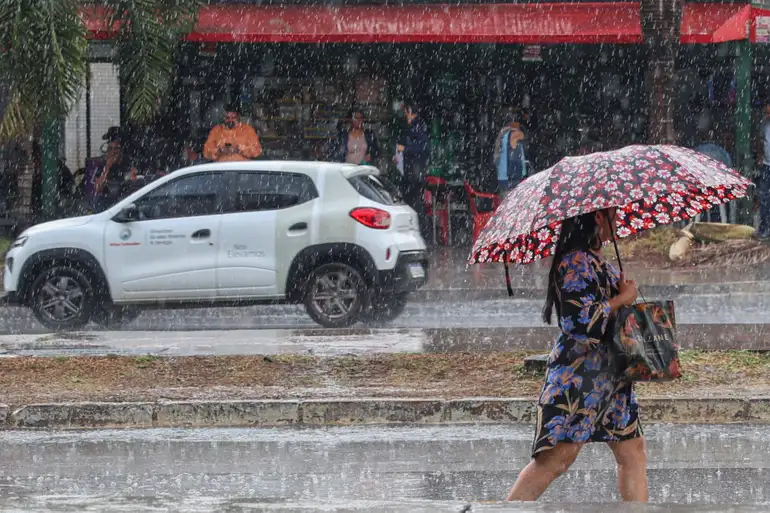 Inmet alerta para chuvas intensas nesta quarta-feira em BH