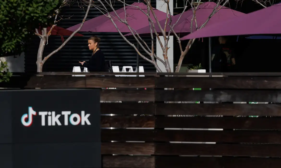 Governo processa TikTok por tratamento irregular de dados de crianças