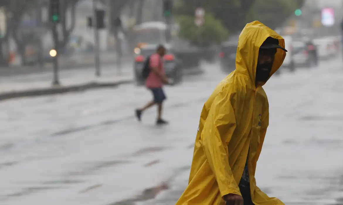 Defesa Civil alerta para chuvas nesta terça-feira (5) em BH