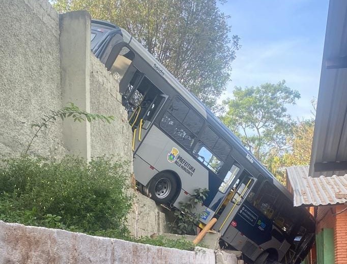 Ônibus perde o freio e bate em muro de creche em BH