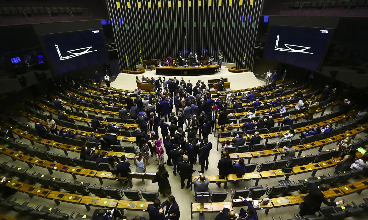 Após atraso, urgência para corte de gastos segue na pauta da Câmara