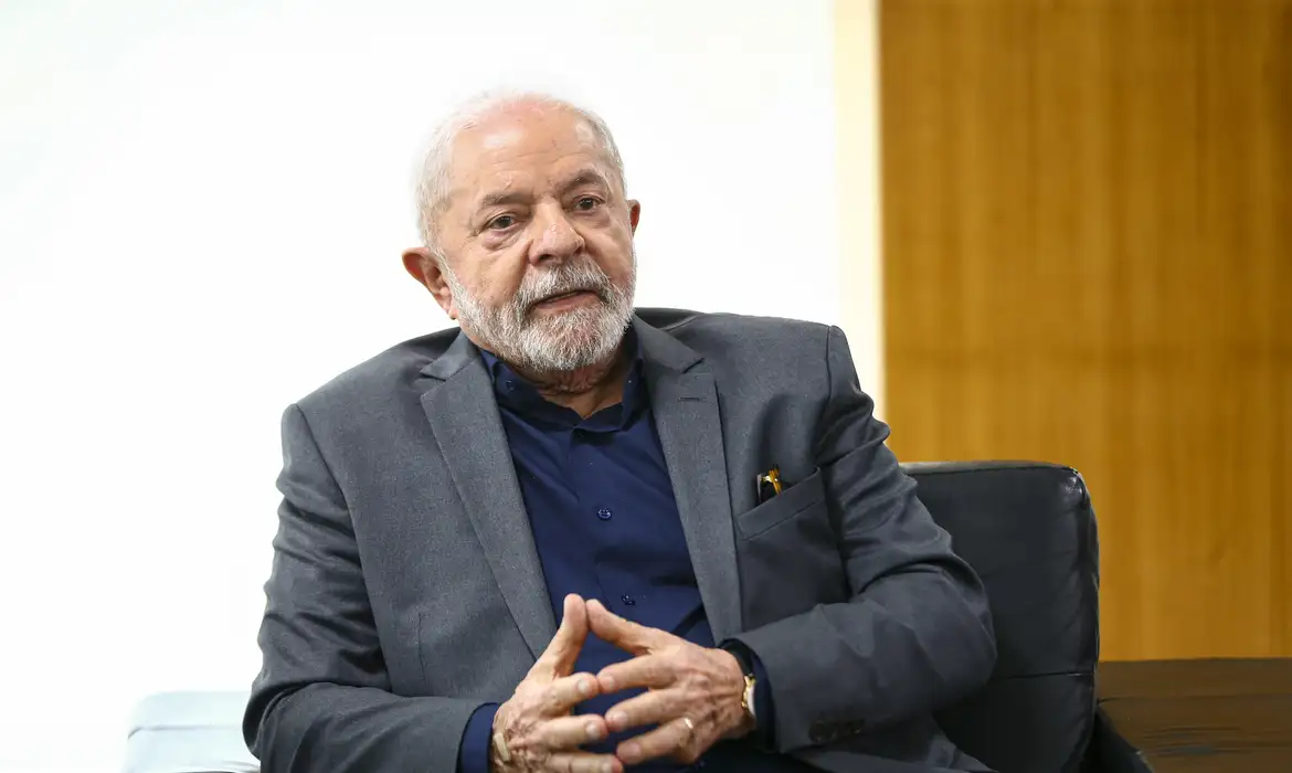 Hemorragia não afeta função cerebral do presidente, diz médico de Lula