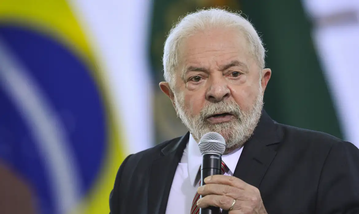 Lula passa por cirurgia em São Paulo para drenagem de hematoma