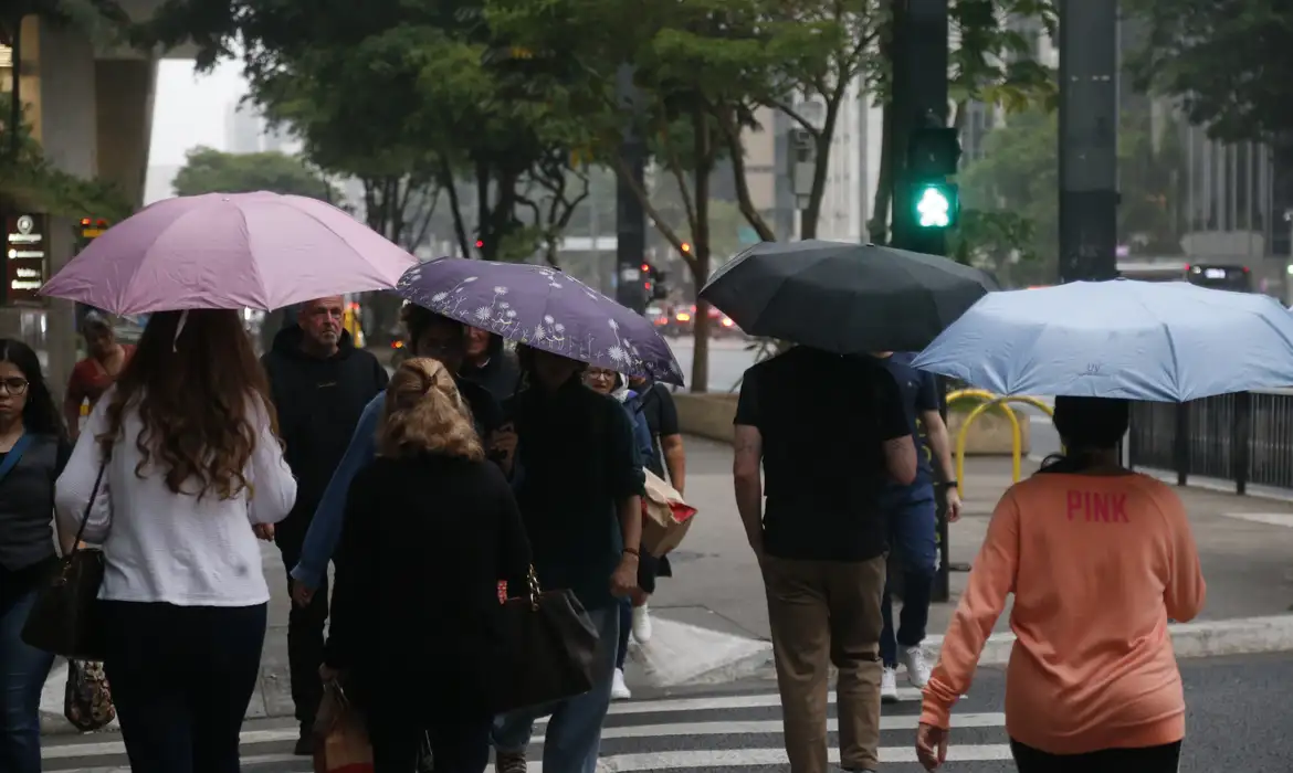 Capitais do Brasil terão chuvas isoladas e céu nublado no Réveillon