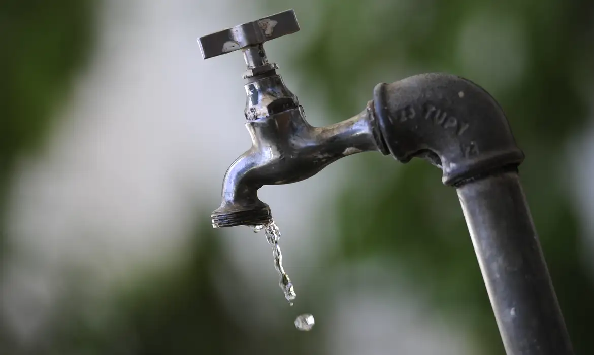 Em meio ao calor, quase 20 bairros de BH ficam sem água nesta terça-feira