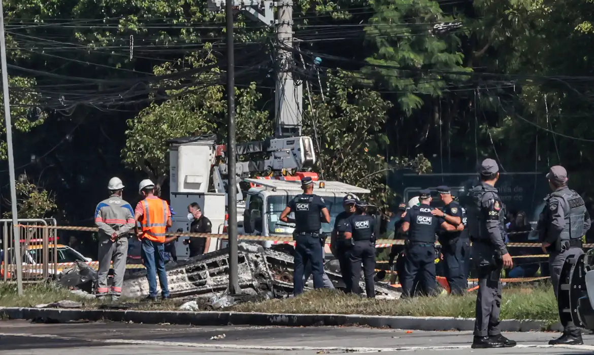 Duas pessoas morrem em queda de avião em São Paulo