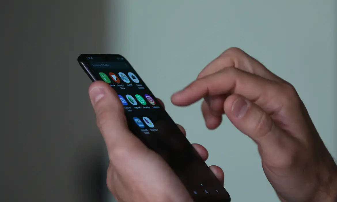 Governo regulamenta lei que restringe uso de celular na escola