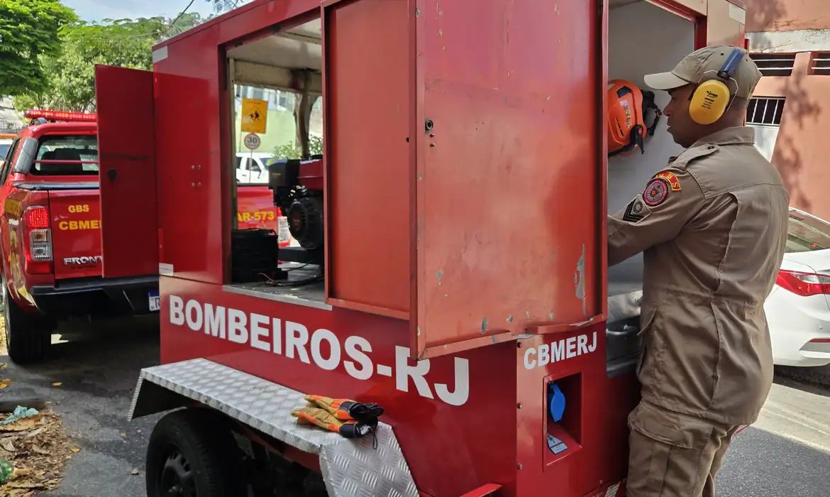 Fábrica que pegou fogo no Rio produzia fantasias para o carnaval