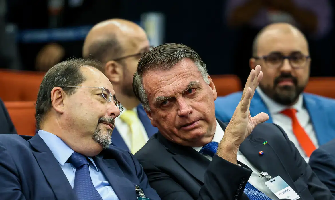 STF decide hoje se Bolsonaro e aliados viram réus pela trama golpista