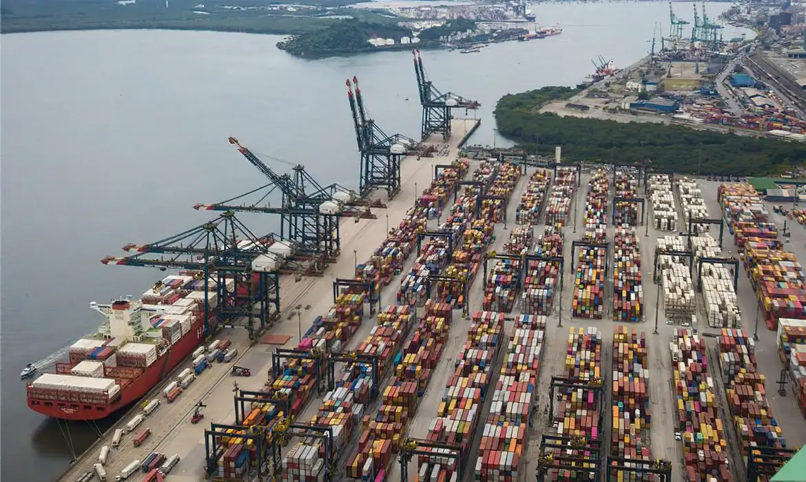 EUA vão taxar produtos da China em 104% a partir desta quarta
