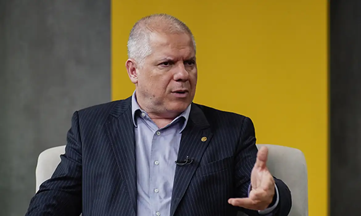 Presidente do INSS é exonerado após suspeita de fraudes 