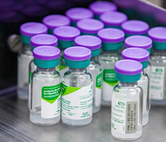 Após aumento de casos, BH recebe doses contra hepatite A