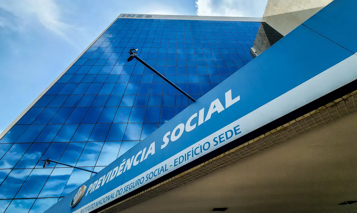 Segurados do INSS podem pedir devolução de descontos ilegais