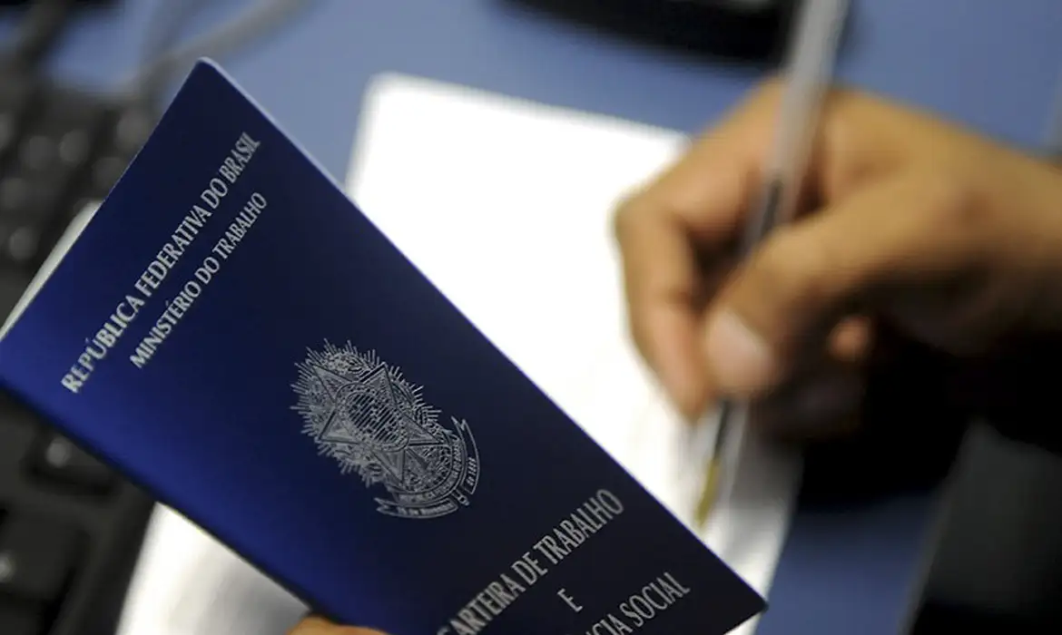 Taxa de desemprego fica em 6,6% no trimestre encerrado em abril
