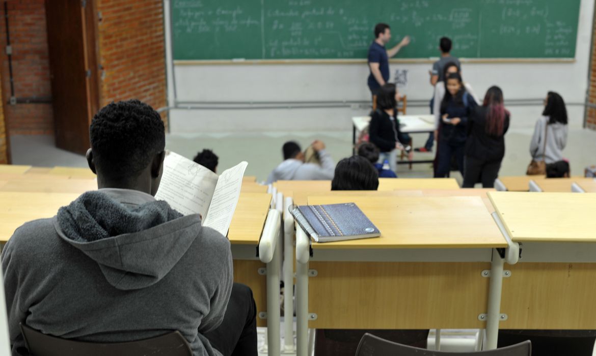 Bolsistas começam a receber pagamentos do Pé-de-Meia Licenciaturas