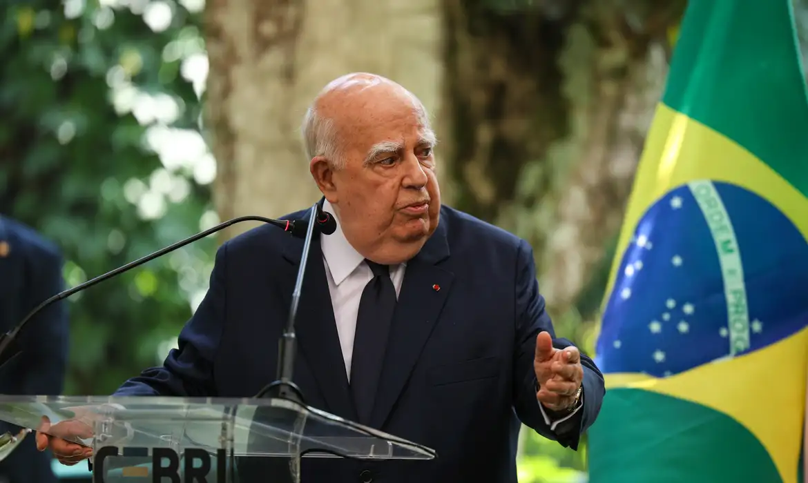Morre, aos 90 anos, o embaixador Marcos Azambuja