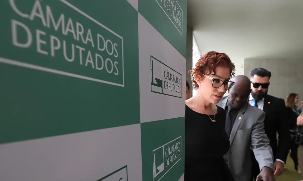 STF julga hoje recurso de Carla Zambelli para anular condenação