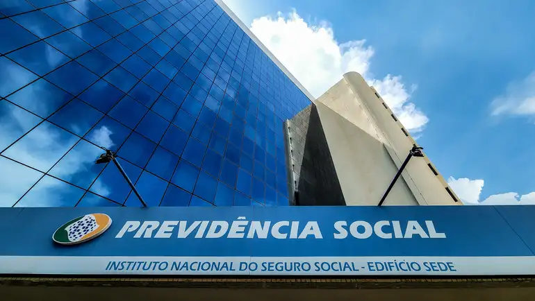 Justiça bloqueia R$ 119 milhões de investigados por fraude contra INSS