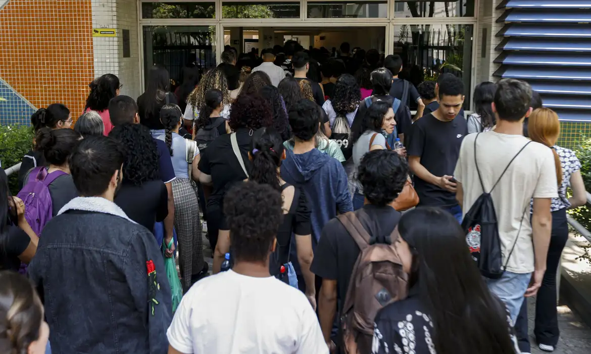Lula sanciona lei que amplia em 30% cotas para negros em concursos