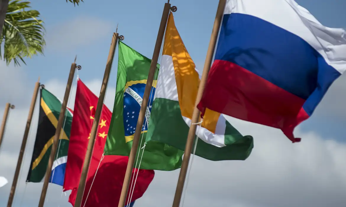Trump ameaça países que se alinhem ao Brics com tarifa de 10%