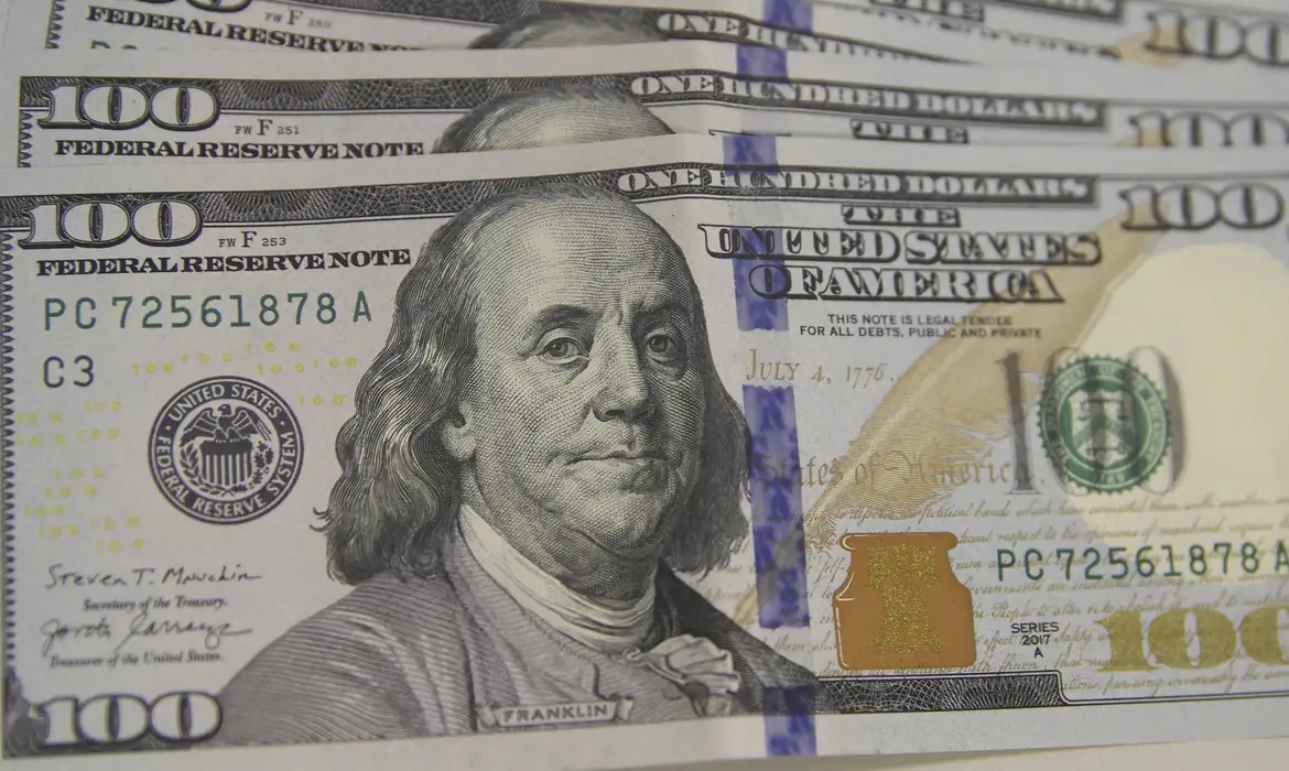 Dólar supera R$ 5,50 com tarifas de Trump sobre o Brasil