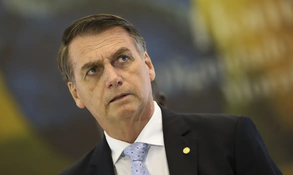 PF cumpre mandados na casa de Jair Bolsonaro, que usará tornozeleira