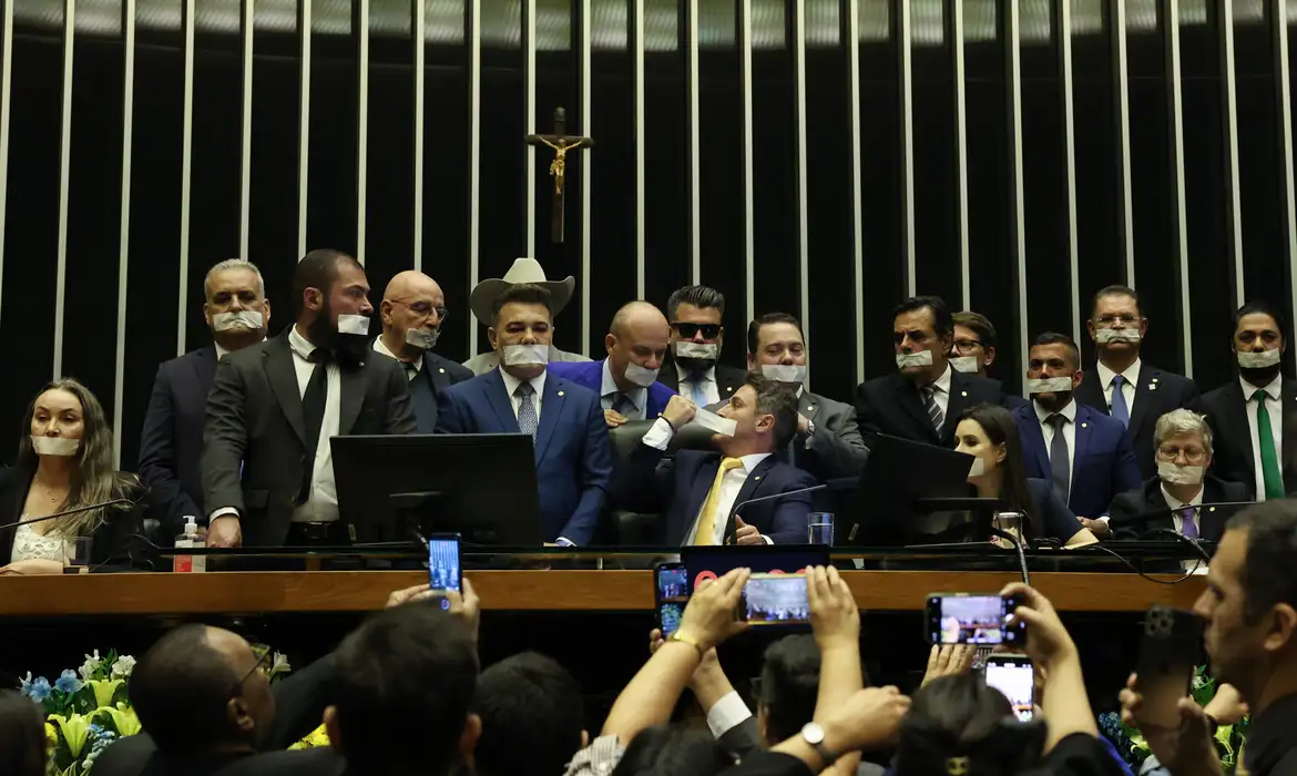 Oposição ocupa plenários por anistia a 8/1 e impeachment de Moraes